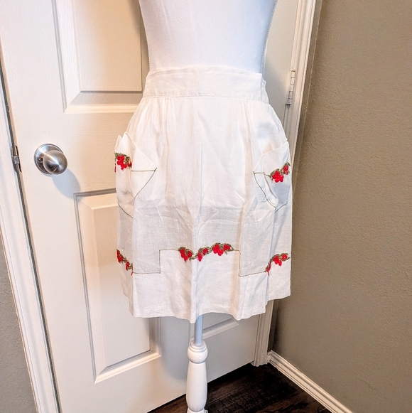 Vintage Cream Apron with Red Floral Accents - Picture 2 of 9